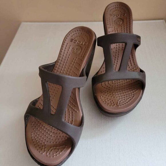 Crocs Brown Block Heel Sandal - Picture 1 of 6